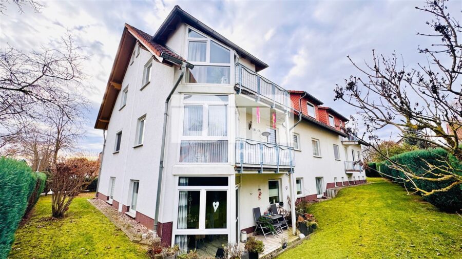 Schöne Dachgeschosswohnung mit umfangreicher Ausstattung, zwei Balkonen und Stellplatz - Rückansicht